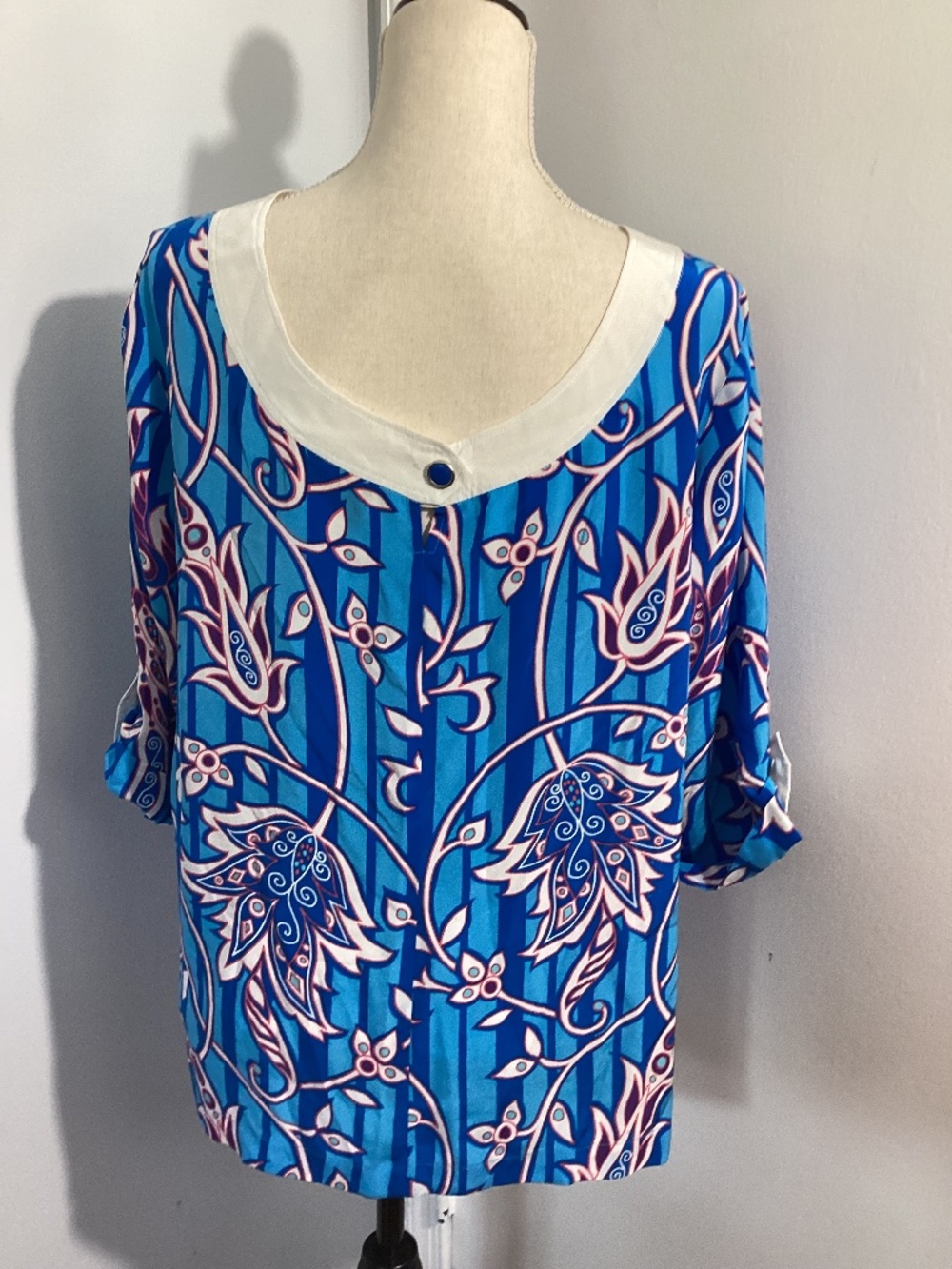 BOB MACKIE WEARABLE ART SZ LARGE 100% SILK BLOUSE BOAT NECK BLUE TROPICAL FLOWER